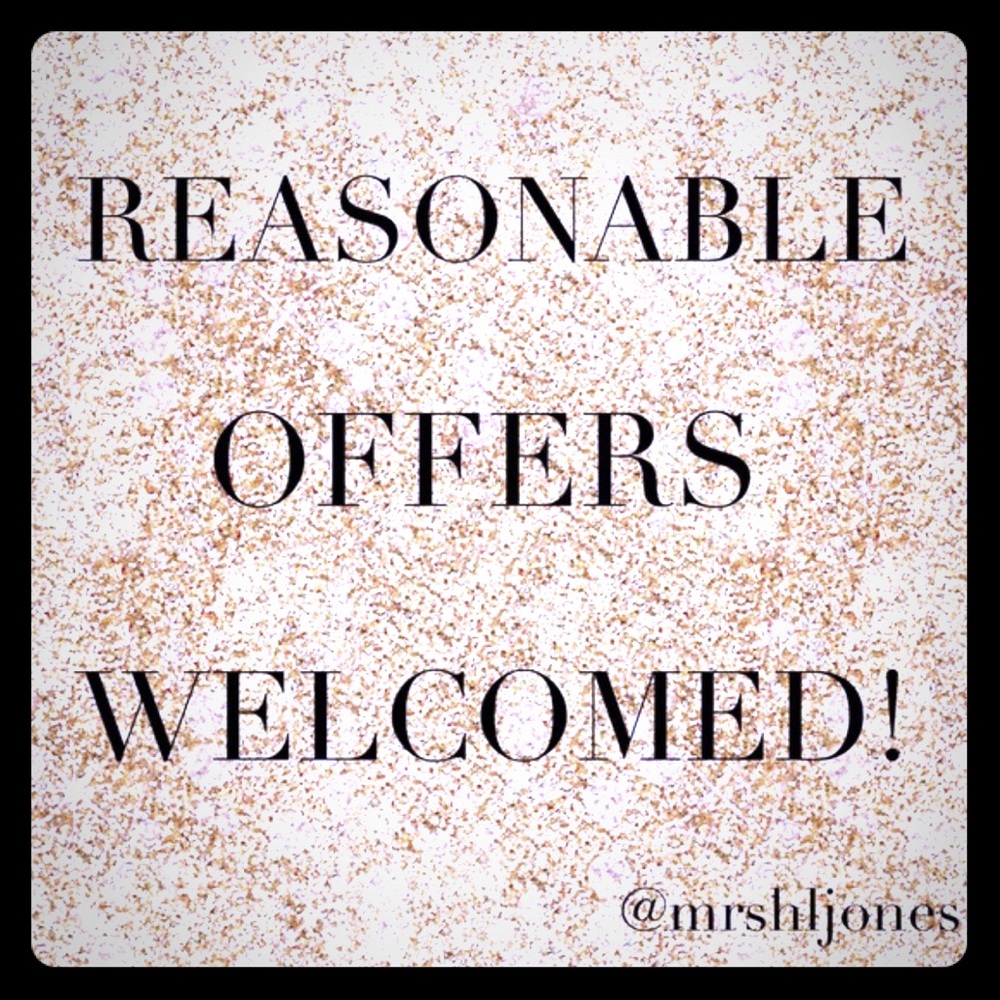 Great items for sale..offers accepted. 👠👛